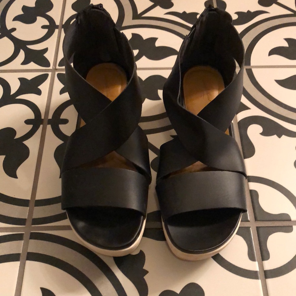 🌸 Universal thread black strappy wedge sandals